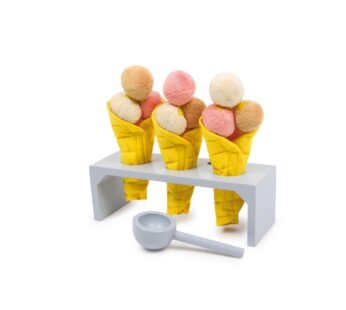 Houten ijshouder met ijsjes en ijsschep